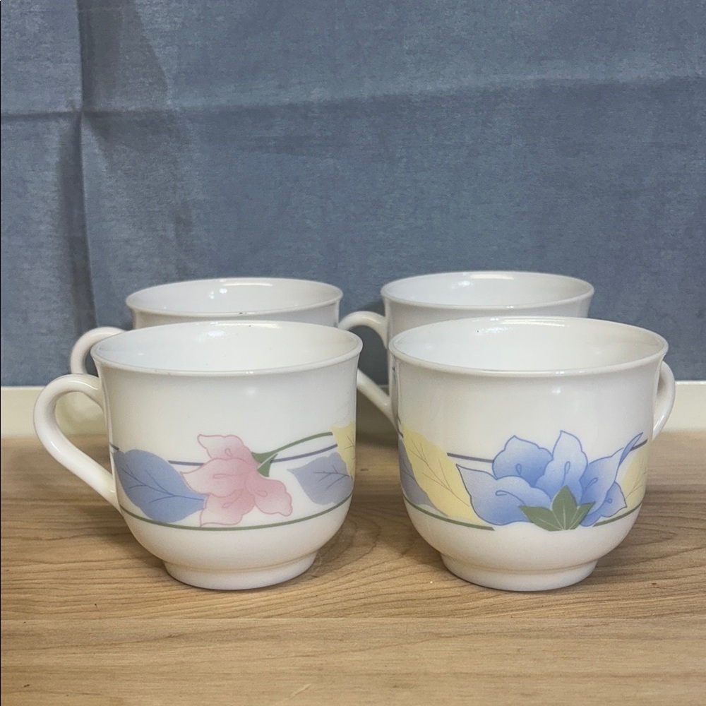 ARCOPAL France Floral Patterned milk glass Mugs - Set of 4